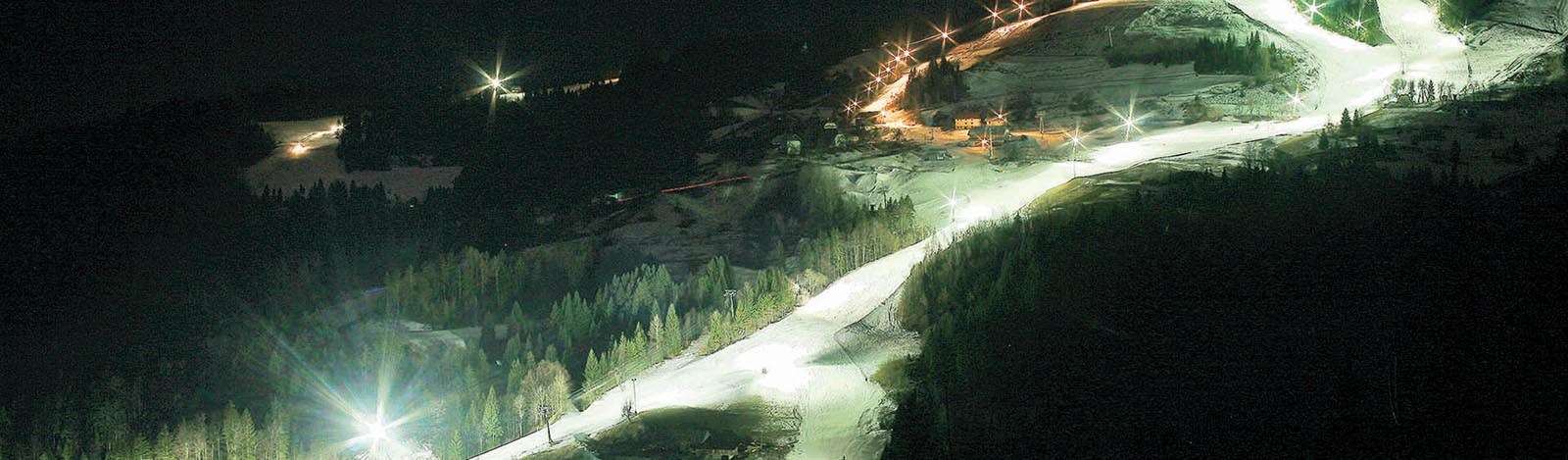 Osvetljena proga Stari vrh ponoči, pogled z nasprotnega pobočja